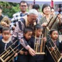 Bupati Kuningan saat membuka Saung Rahayat.